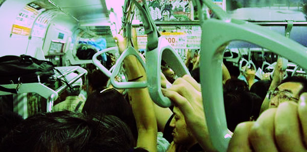 女達の電車内で利用しているスマホを観察して分かった事